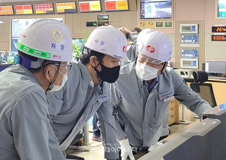 김영문 한국동서발전 사장(좌 2번째)이 울산발전본부를 방문해 현장 안전점검을 시행하고 있다.