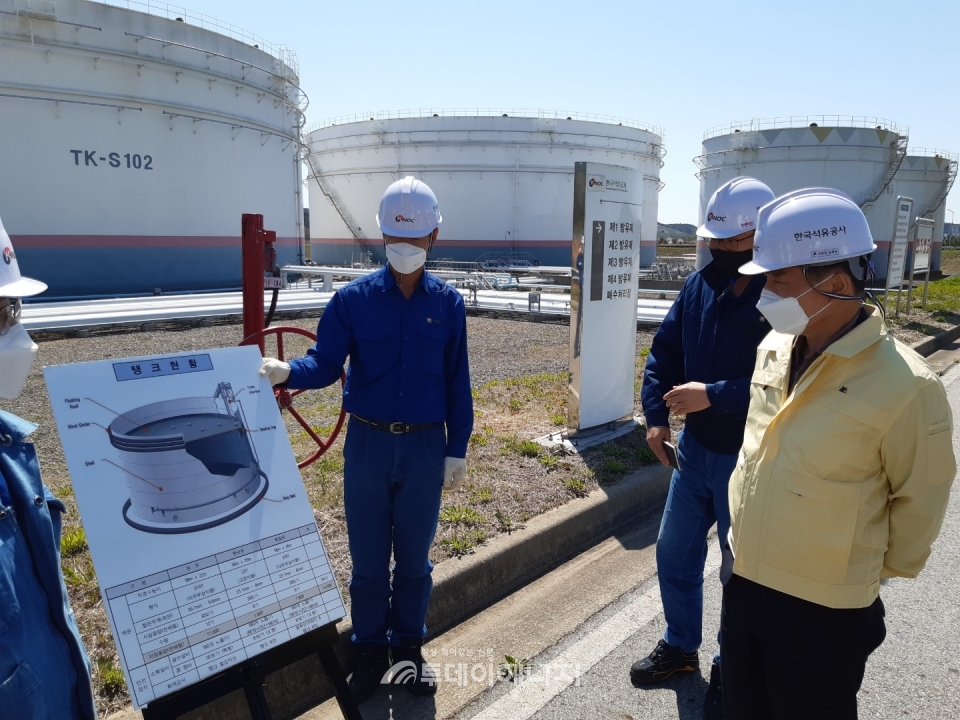 최형주 석유공사 상임감사위원이 여수 및 곡성 석유비축기지를 방문해 안전관리 현황을 점검하고 있다.