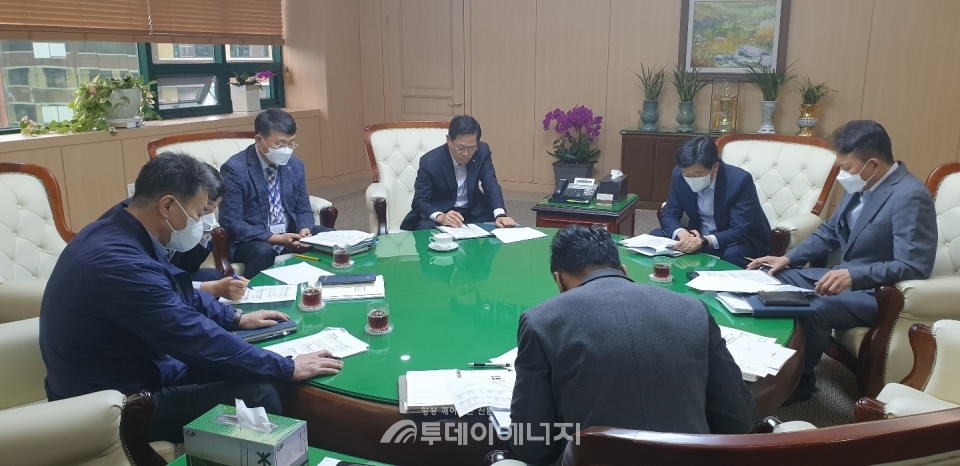 조용돈 한국가스기술공사 사장 주재로 원탁회의가 진행되고 있다.