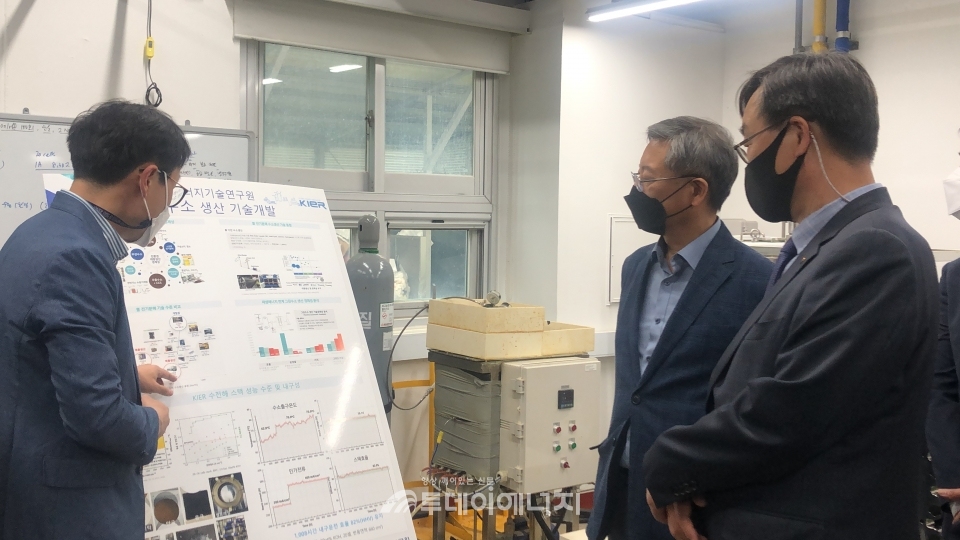 임해종 가스안전공사 사장(우 첫번째)이 26일 에너지기술연구원을 방문해 김종남 원장(우 2번째)과 함께 그린수소 관련 기술 연구 현장을 둘러보고 있다.