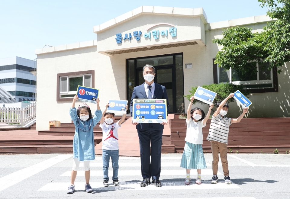 박재현 한국수자원공사 사장이 어린이 교통안전 릴레이 챌린지에 참여하고 있다.