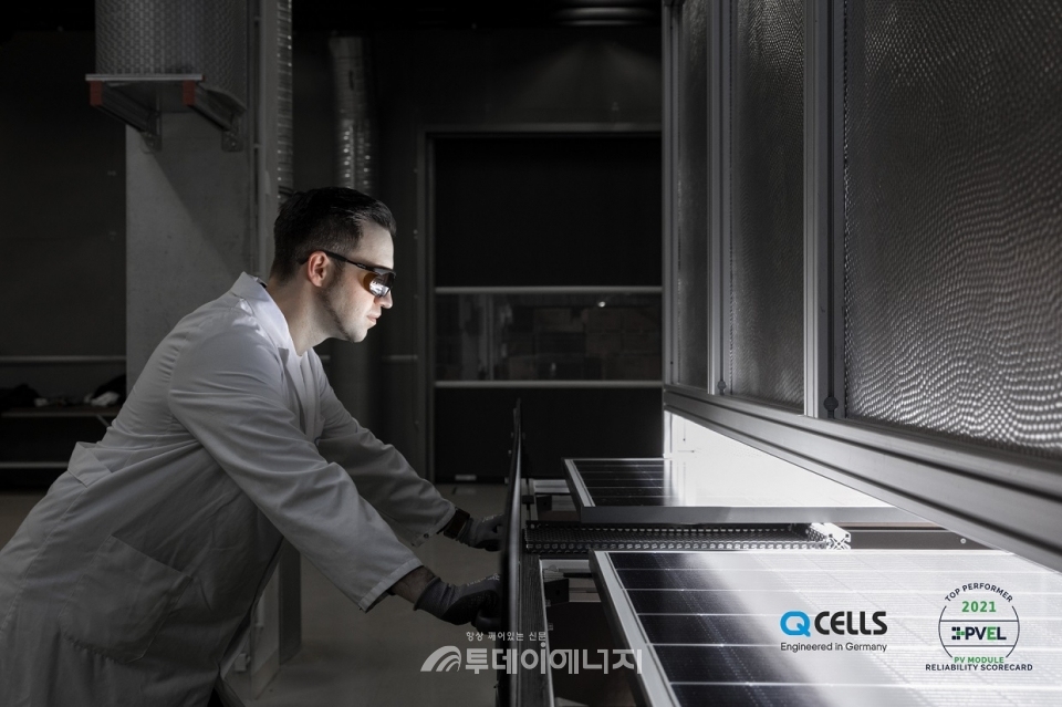 한화큐셀 독일 R&D센터에서 태양광 모듈 품질 테스트가 진행되고 있다.