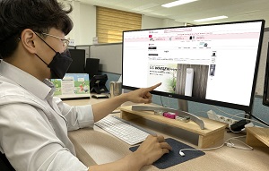 LG전자 협력사 임직원이 온라인 복지몰을 이용하고 있다.