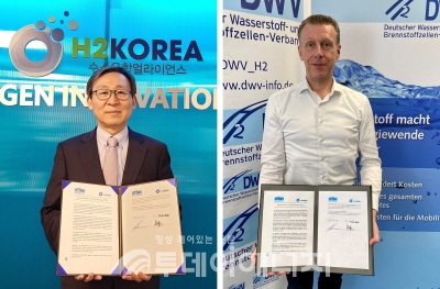 문재도 H2KOREA 회장(좌)과 베르너 디발트 DWV 회장이 업무협약 후 기념촬영을 하고 있다.