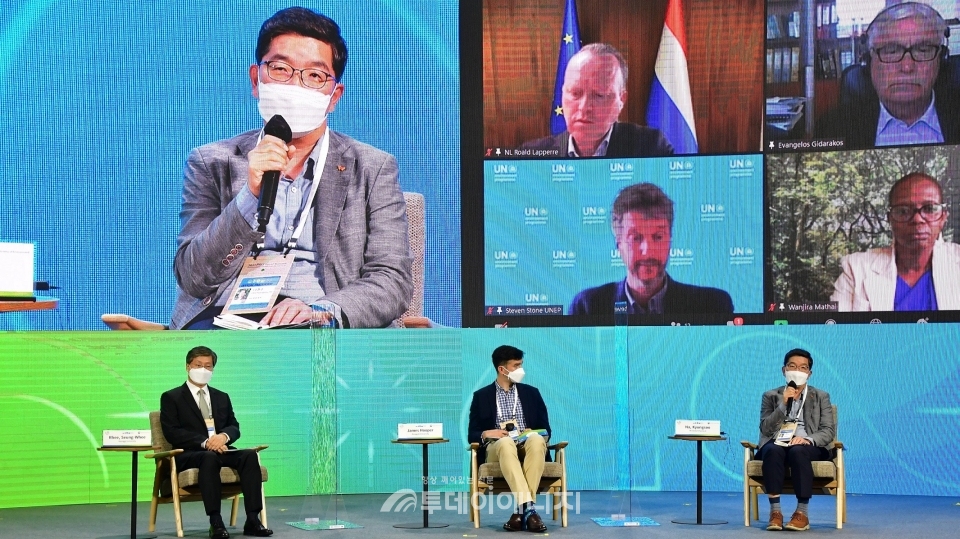 나경수 SK종합화학 사장(좌 상단 첫번째, 우 하단 우 첫번째)이 31일 서울 녹색미래 정상회의 ‘순환경제 세션’에 참석해 패널 토론을 진행하고 있다.