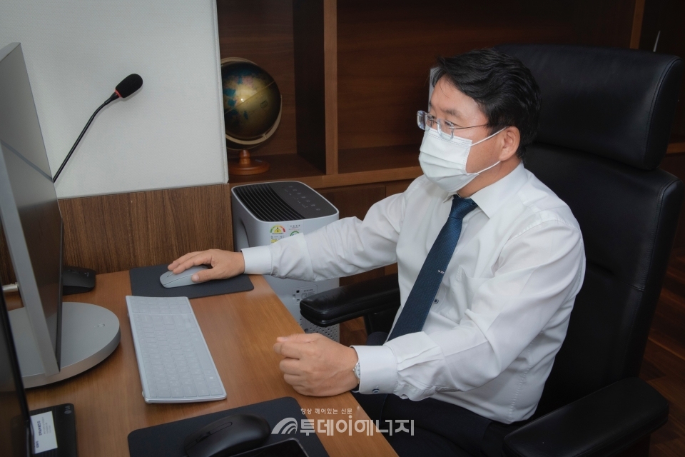 이승우 한국남부발전 사장이 부산 본사 집무실에서 실시간 청렴 퀴즈대회에 참여하고 있다.