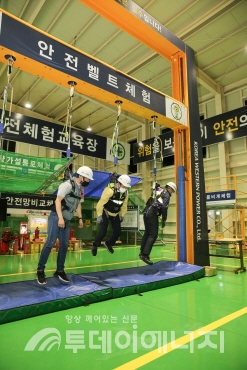 박형덕 서부발전 사장(중)이 안전벨트 관련 교육을 체험하고 있다.
