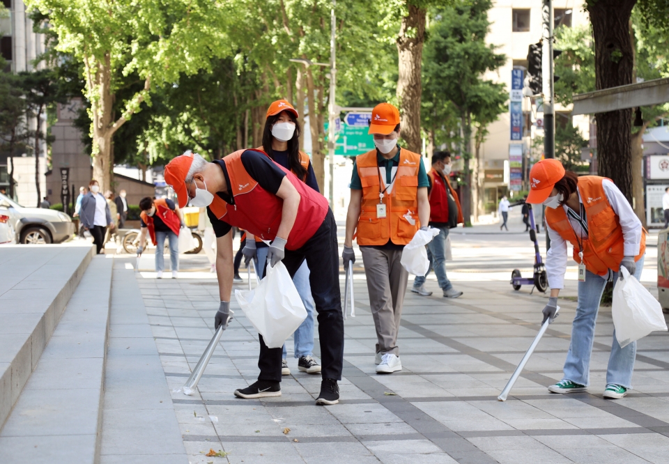 김준 SK이노베이션 총괄사장(좌 1번째)이 서울 종로구 광화문 일대에서 구성원들과 함께 친환경 캠페인 아그위그 시즌3 ‘산해진미 플로깅’을 진행했다.