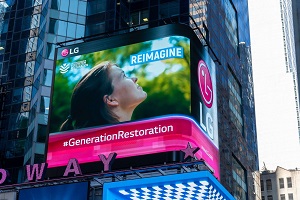 미국 타임스스퀘어에 있는 LG전자 전광판에서 환경보호 캠페인 영상이 상영되고 있다.