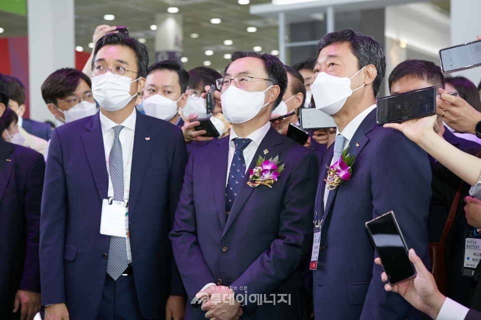 문승욱 산업부 장관(가운데)이 9일 서울 강남구 코엑스에서 열리는 국내 최대 배터리 산업 전시회 ‘인터배터리(Inter Battery)’ SK이노베이션 전시부스를 살펴보고 있다.