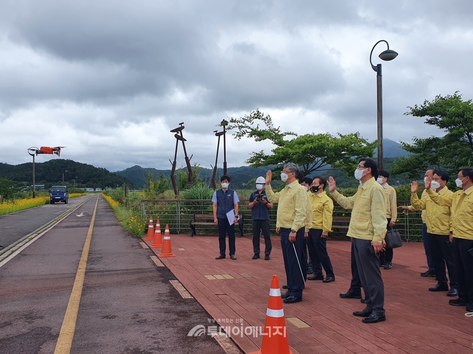 박재현 한국수자원공사 사장이 화순홍수조절지를 방문해 드론을 활용한 원격 안전점검을 진행하고 있다.