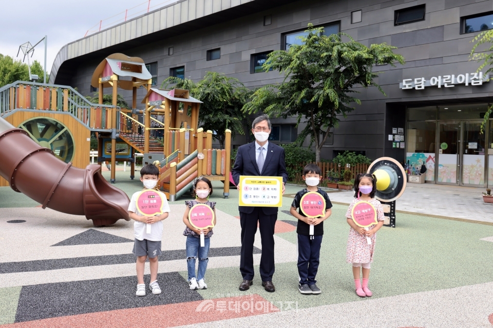 정재훈 한국수력원자력 사장(가운데)이 어린이 교통안전 릴레이 챌린지에 참여하고 있다.