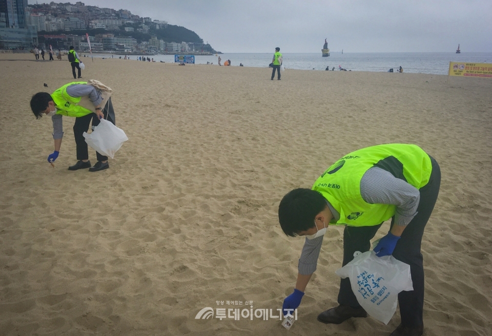 한국남부발전 직원들이 부산 해운대에서 환경보호를 위한 플로깅(plogging) 챌린지에 참여하고 있다.