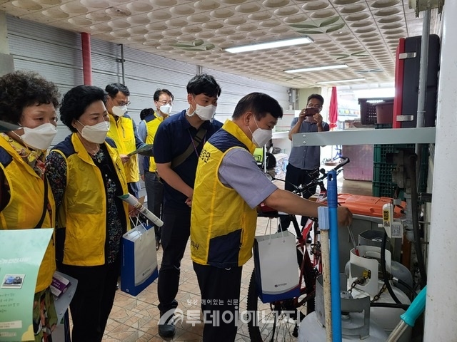 이연재 한국가스안전공사 안전관리이사(앞줄 우 첫번째)가 가스시설을 점검하고 있다.