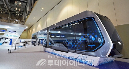 2021 부산국제철도기술산업전에 마련된 현대로템 전시관에 전시된 수소전기트램 콘셉트 차량.