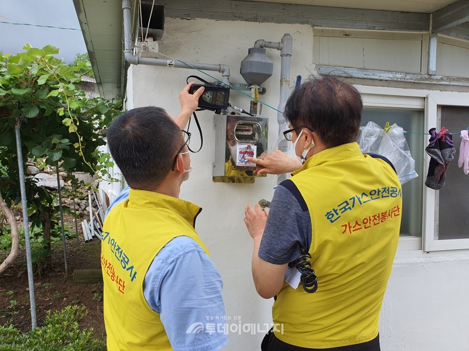 한국가스안전공사 경남지역본부 관계자들이 LPG배관망을 점검하고 있다.