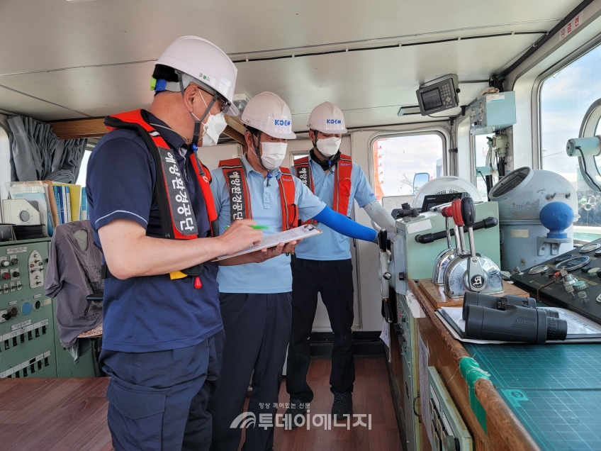 해양환경공단 대산지사 관계자들이 안전지도점검을 실시하고 있다.