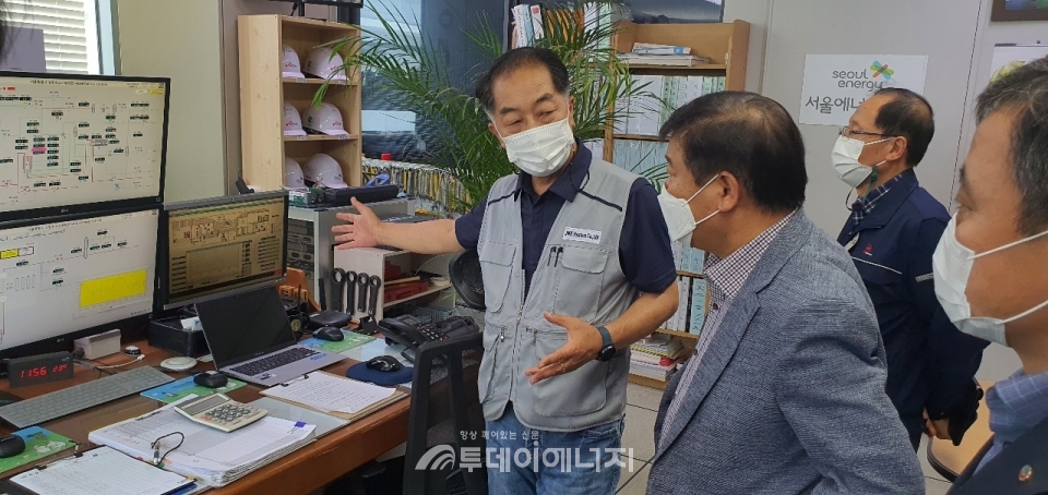 이연재 가스안전공사 안전관리이사(좌 2번째)가 24일 제이엔케이히터(주) 수소추출설비가 설치된 서울 상암 수소충전소를 방문해 안전점검을 실시하고 관계자의 설명을 듣고 있다.
