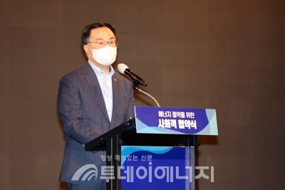 문승욱 산업통상자원부 장관이 협약식에서 축사를 전하고 있다.
