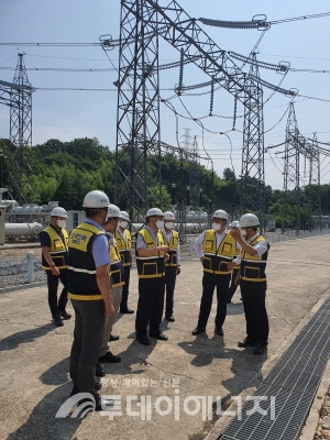 정동희 전력거래소 이사장(좌 번째)이 345kV 신광주 변전소를 방문해 전력설비를 점검하고 있다.