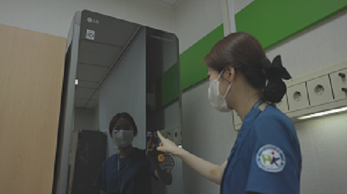 경기도 오산한국병원에 설치된 ‘LG 트롬 스타일러 블랙에디션2’를 의료진이 사용하고 있다.