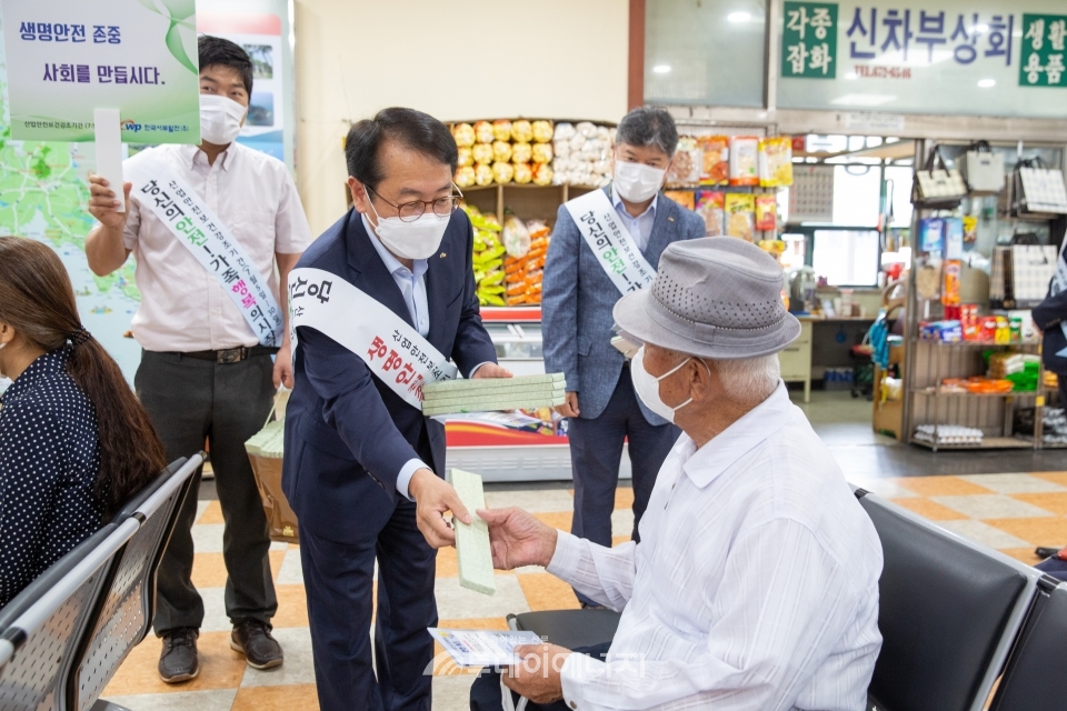박형덕 한국서부발전 사장(가운데)이 태안터미널에서 홍보물과 안전부채를 시민에게 나눠주고 있다.