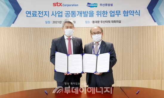 유수경 두산퓨얼셀 대표(우)와 박상준 STX 대표가 연료전지사업 공동개발을 위한 업무 협약식 후 기념촬영을 하고 있다.