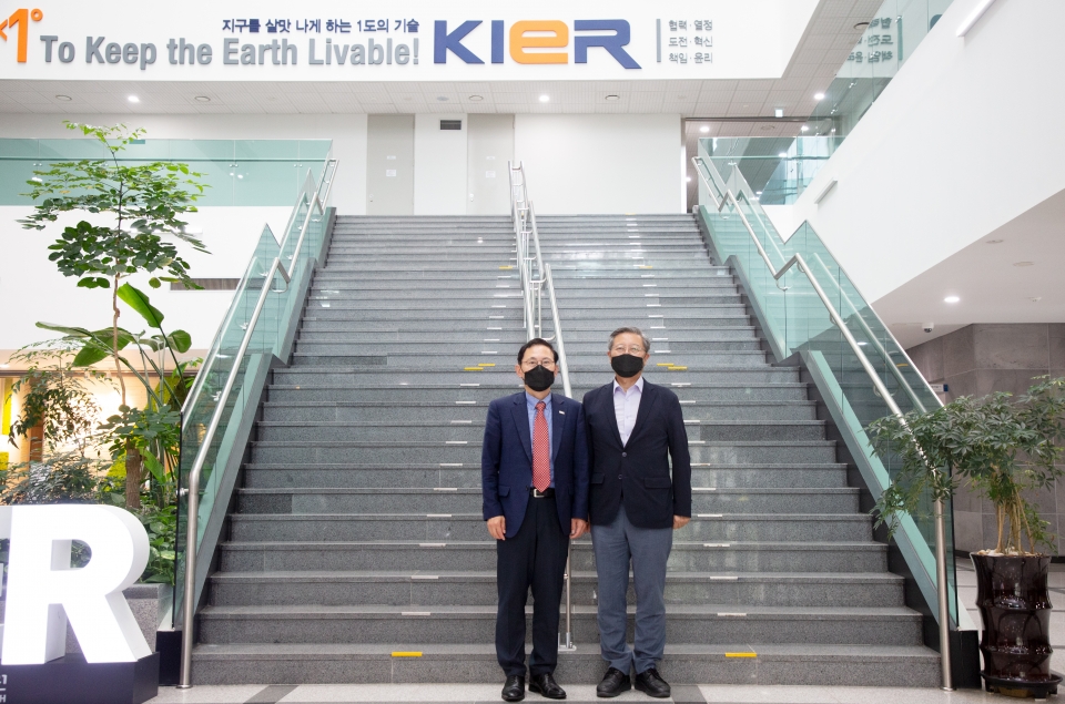 강건기 국가과학기술자문회의지원단 단장(좌)과 김종남 한국에너지기술연구원 원장이 기념촬영을 하고 있다.