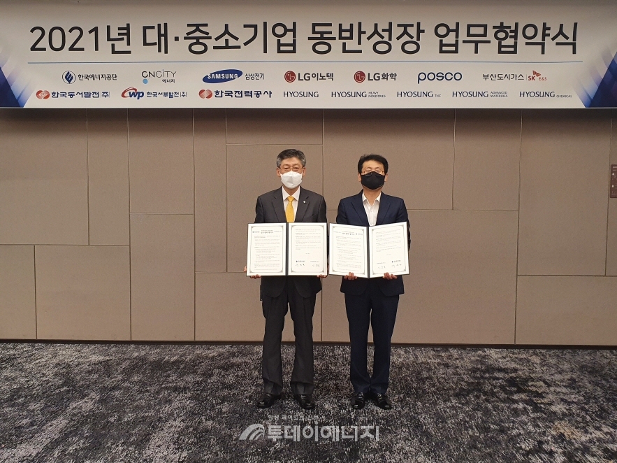 박병춘 한국에너지공단 수요관리이사(좌)와 이창호 효성중공업㈜ 상무가 협약서에 서명 후 기념촬영을 하고 있다.