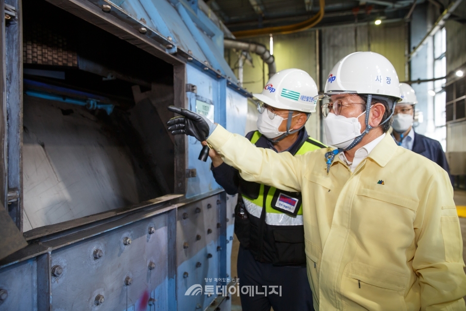 박형덕 사장이 태안발전본부내 발전시설을 둘러보며 점검을 하고 있다.