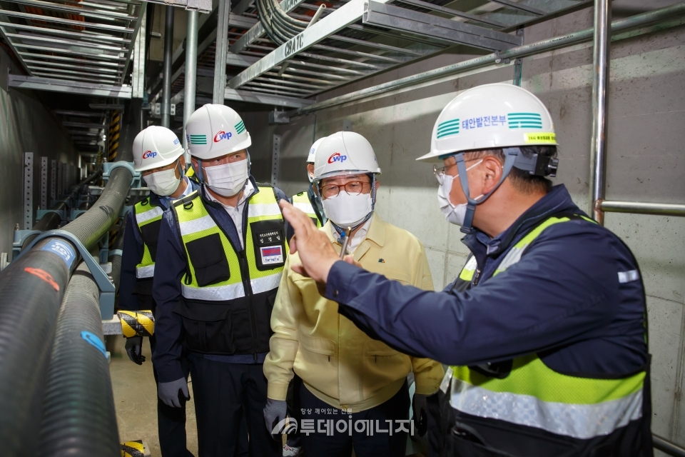 박형덕 한국서부발전 사장(우 2번째)이 태안발전본부 내 주요시설을 점검하고 있다.