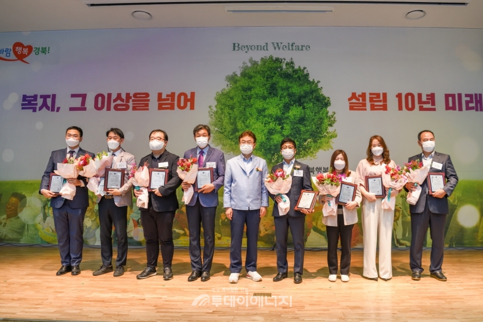 박종호 한국가스기술공사 ESG상생협력처장(좌 4번째)과 이철우 경북도지사(좌 5번째)가 기념촬영을 하고 있다.