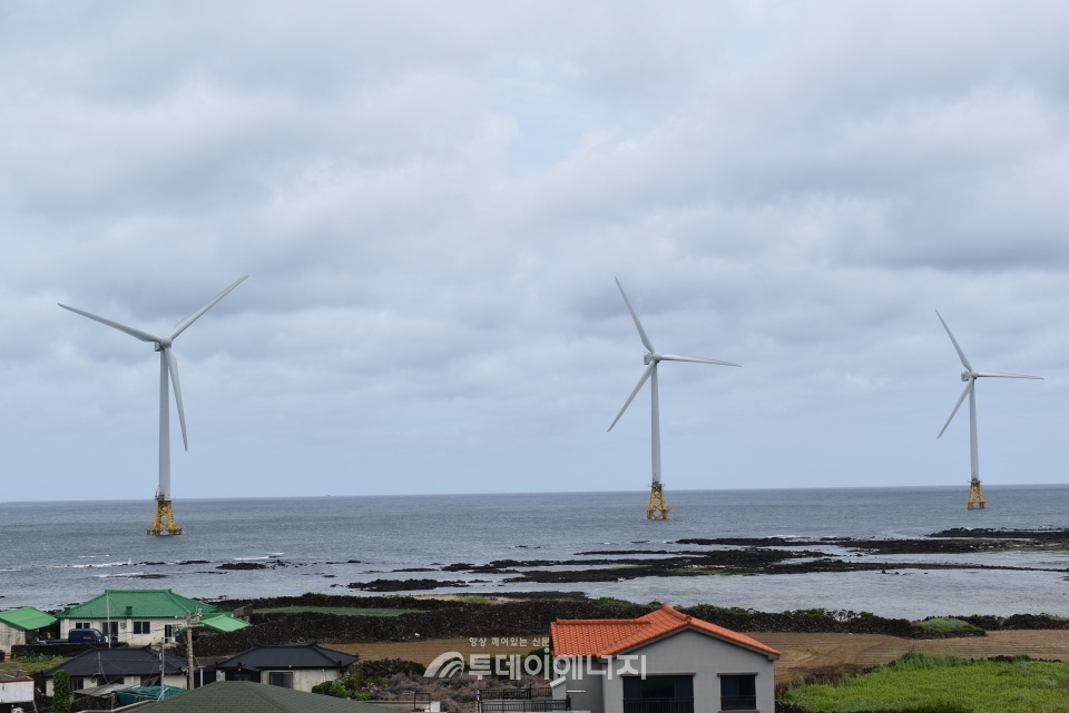 탐라해상풍력발전단지에서 풍력발전기가 가동되고 있다.