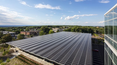LG전자 북미법인 신사옥은 지붕에 태양광 패널을 설치해 재생에너지를 생산하고 사용한다.