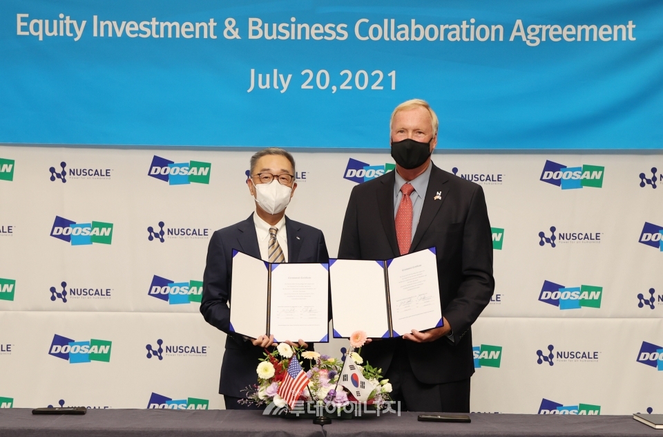 존 홉킨스 뉴스케일파워 회장(우)과 박지원 두산중공업 회장이 서명을 마친 후 기념촬영을 하고 있다.