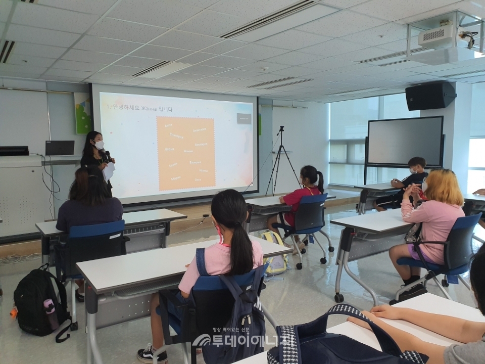 교학초등학교 학생들이 광해관리공단 소속 동시통역사와 함께 외국인과 화상으로 대화를 하고 있다.