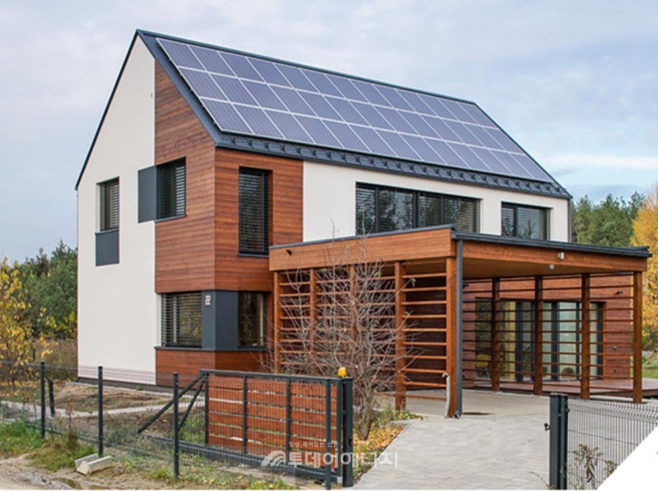 폴란드 한 주택에 설치된 지붕형 태양광발전소.