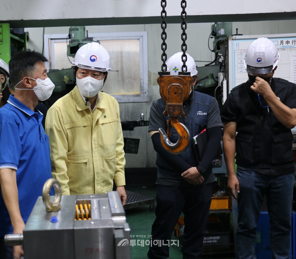 안경덕 고용노동부 장관(좌 2번째)이 서울시 금천구 소재 제조사업장에서 안전점검을 실시하고 있다.