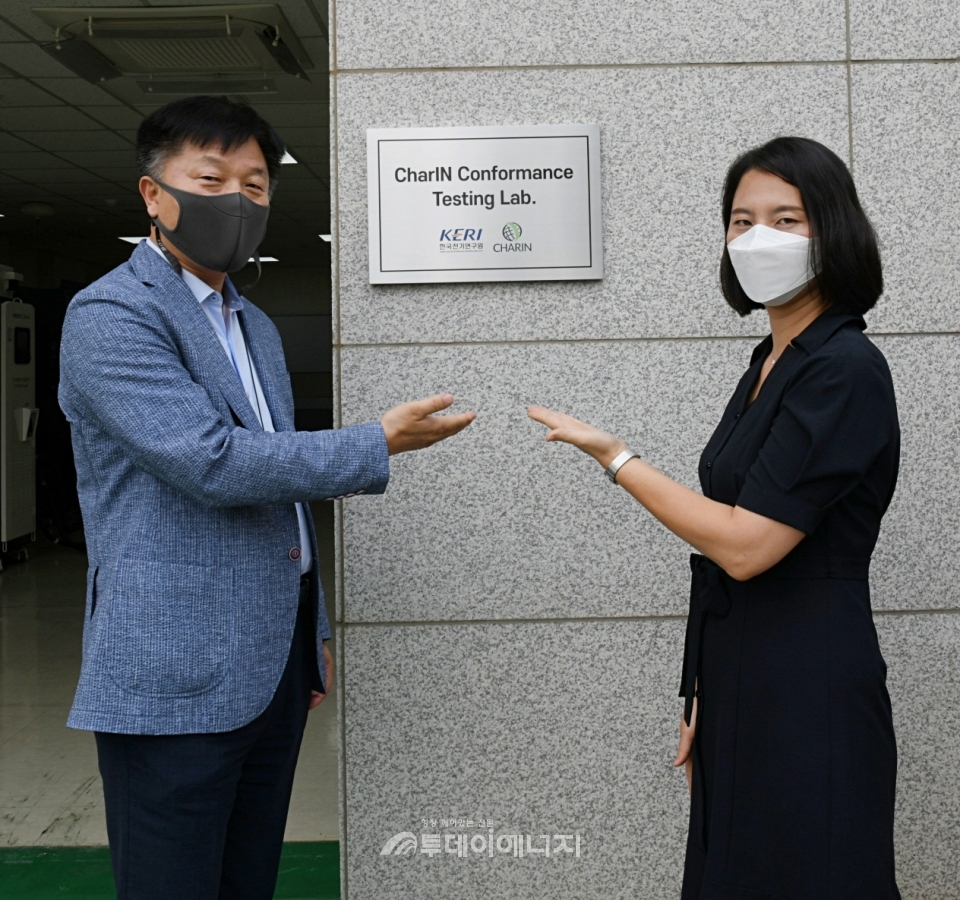 유동욱 한국전기연구원 원장 직무대행(좌)와 이민정 차린코리아 이사가 기념촬영하고 있다.