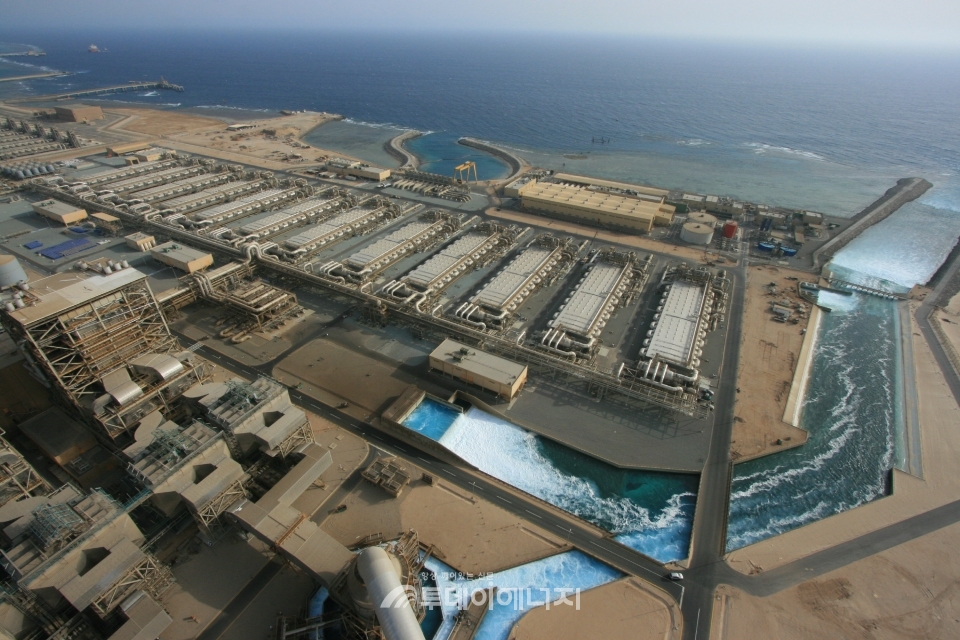 두산중공업이 2009년 사우디아라비아 제다시 남부에 건설한 쇼아이바 3단계 해수담수화플랜트 전경.
