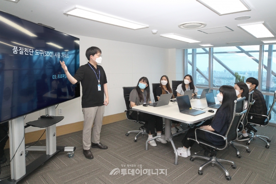 한국동서발전이 공공데이터 청년인재의 개인 역량 개발을 지원하기 위해 교육 프로그램을 운영하고 있다.