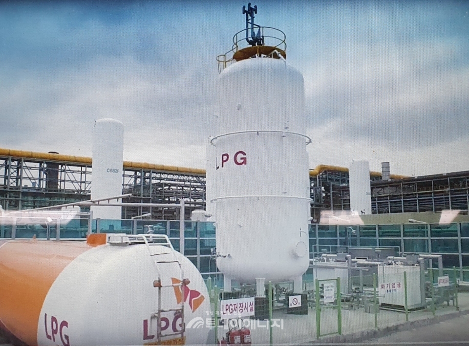 산업체에 설치된 LPG저장탱크에 벌크로리를 이용해 가스를 공급하고 있는 모습