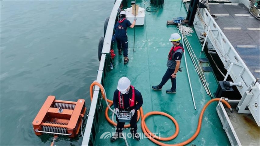 해양환경공단 동해지사가 해상 유류유출사고를 가정한 대응훈련을 진행하고 있다.