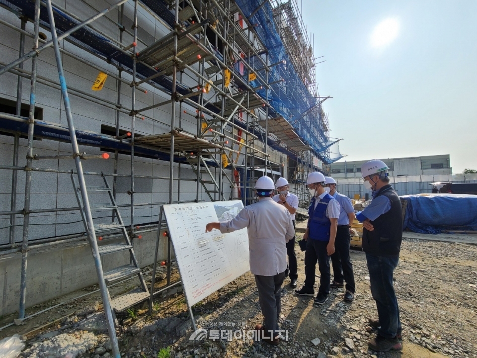 박원석 한국원자력연구원 원장(좌 2번째)이 원내 공사현장의 안전관리 상황을 점검하고 있다.