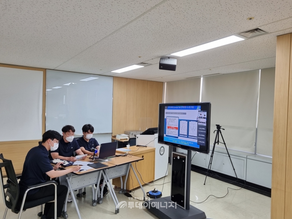제47회 전국품질분임조 경진대회에 한국남동발전 직원들이 참여해 온라인 발표를 진행하고 있다.