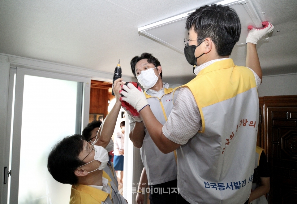 한국동서발전 임직원들이 지역 취약계층의 주거환경 개선을 돕고 있다.
