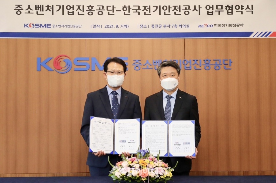 박지현 사장(좌)과 김학도 이사장이 협약을 체결하고 기념촬영을 하고 있다.