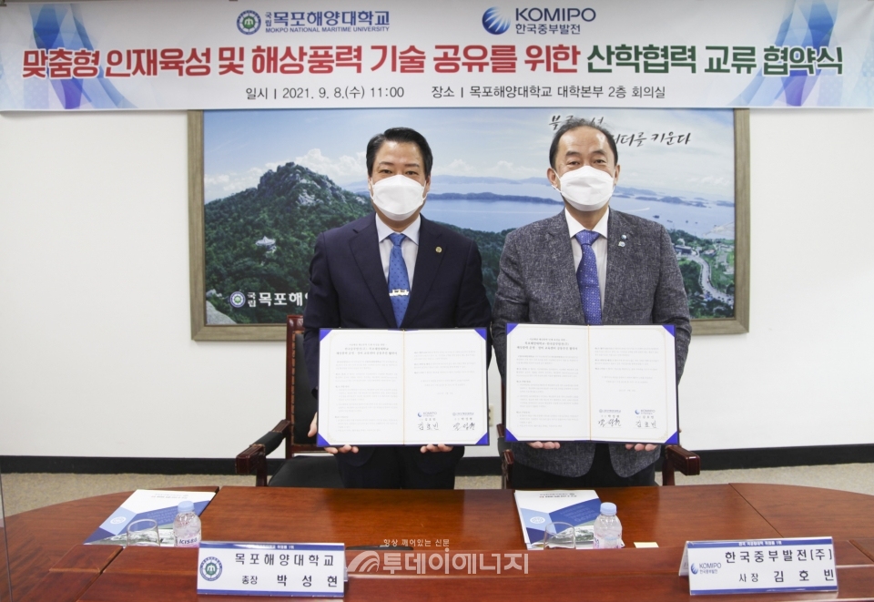 김호빈 중부발전 사장(우)과 박성현 목포해양대학교 총장이 협약을 체결하고 기념촬영을 하고 있다.