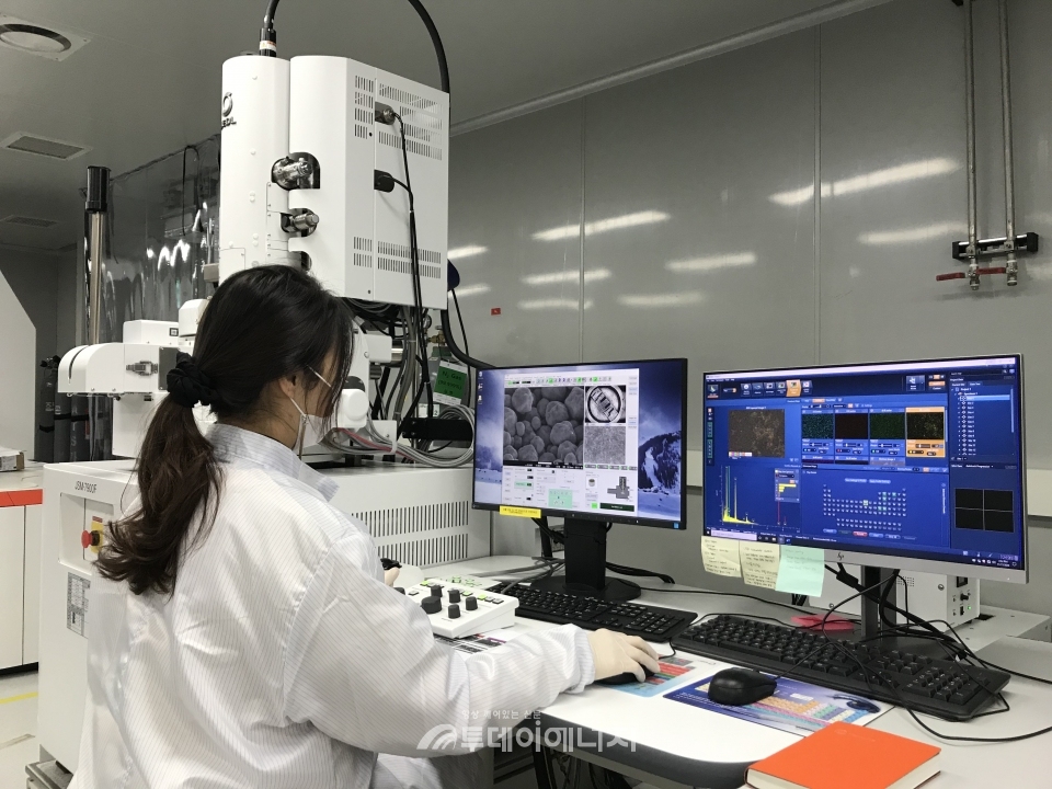 한화큐셀 판교 R&D센터에서 차세대 셀 기술연구가 진행되고 있다.