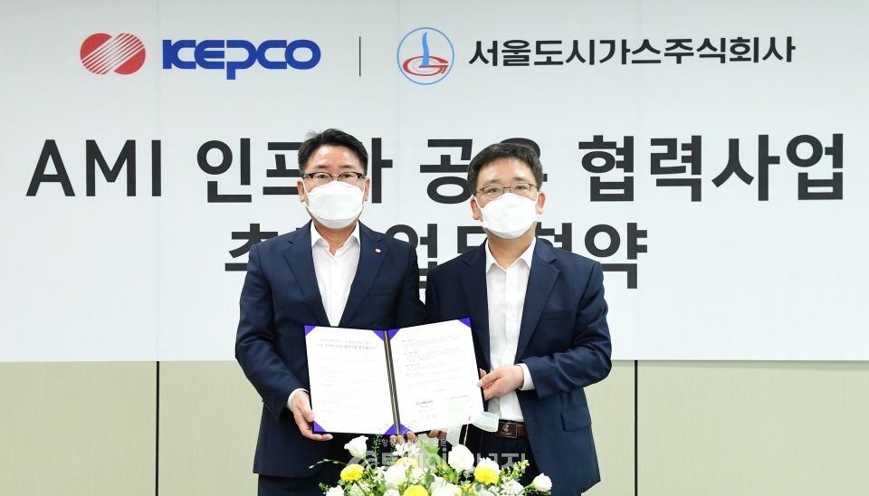 이종환 한전 사업총괄부사장(좌)과 박근원 서울도시가스 대표이사가 협약을 체결하고 기념촬영을 하고 있다.